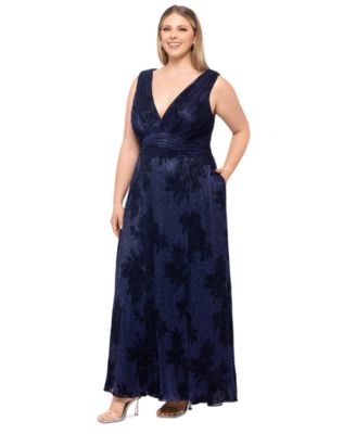 Betsy & Adam - Plus Size Crinkle Sleeveless V-Neck Gown